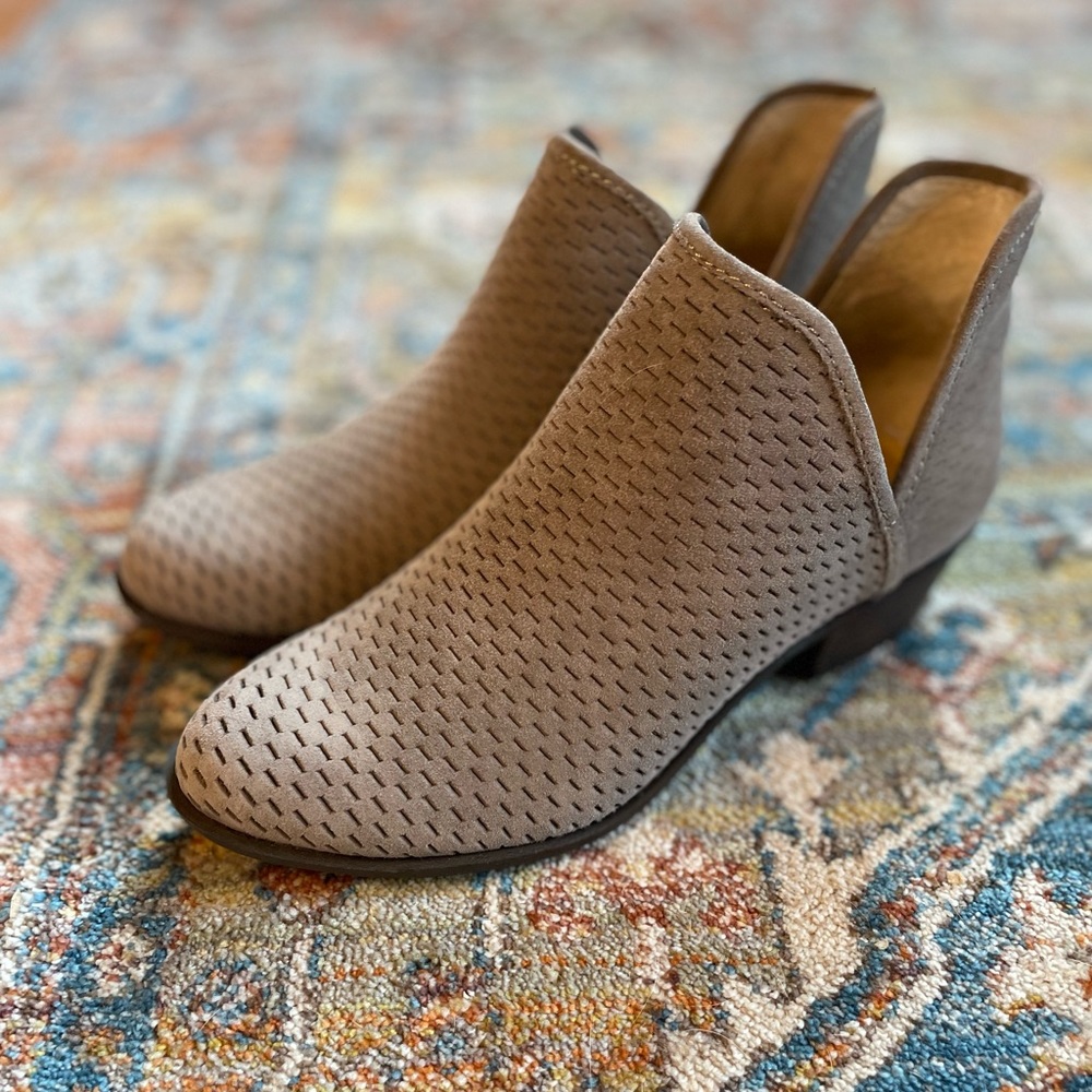 Like new Lucky Brand Bailey ankle boot